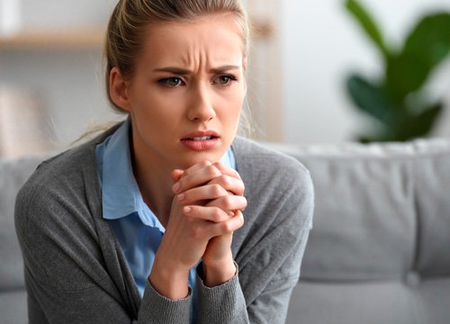 Девушка в напряжении Девушка скрепила руки в замок